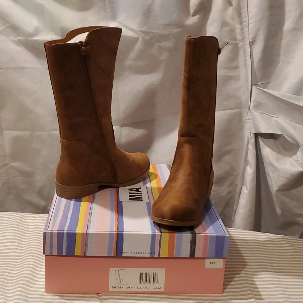 Kid's boots size 4